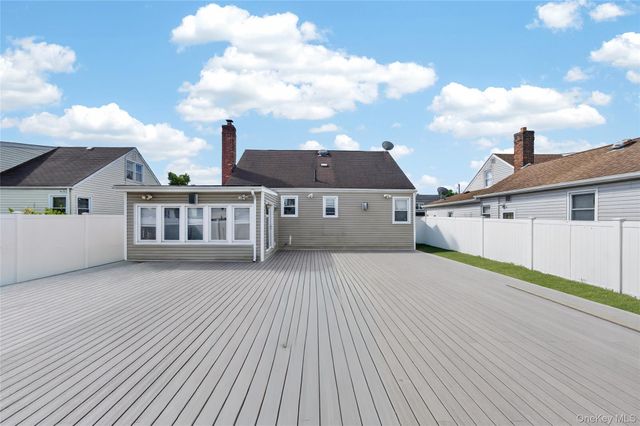 18 President Street, Freeport, NY 11520