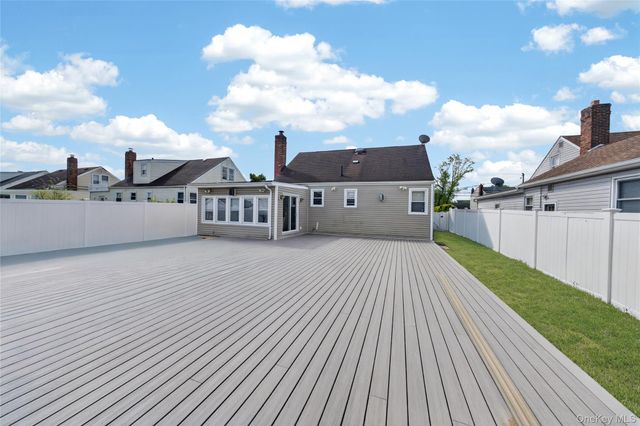 18 President Street, Freeport, NY 11520