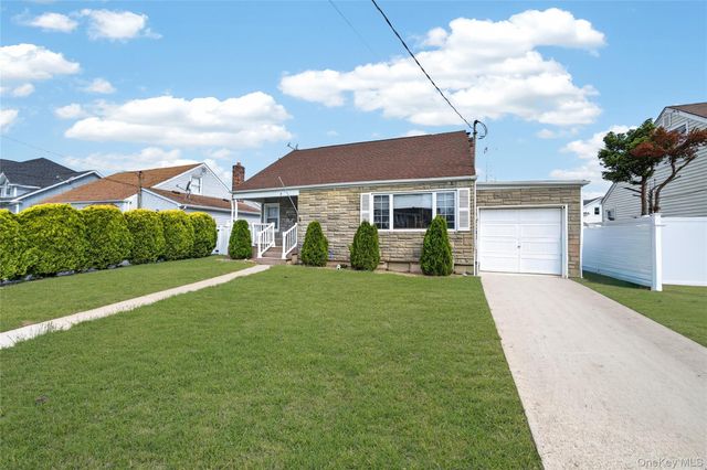 18 President Street, Freeport, NY 11520