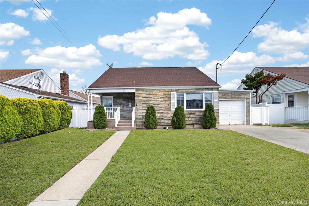18 President Street, Freeport, NY 11520
