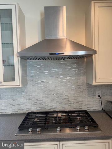 7804-00 LARGE ST, Philadelphia, PA 19152