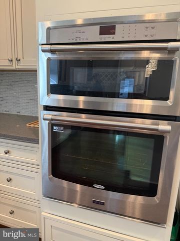 7804-00 LARGE ST, Philadelphia, PA 19152