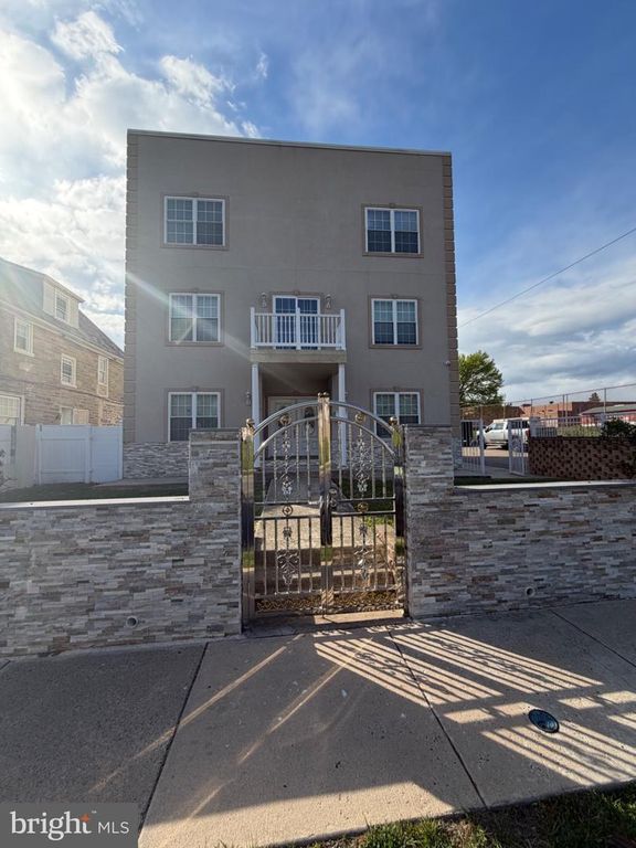 7804-00 LARGE ST, Philadelphia, PA 19152