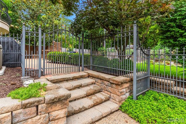 44 Broadview Drive, Clayton, MO 63105