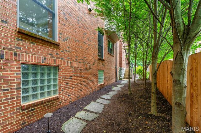 44 Broadview Drive, Clayton, MO 63105