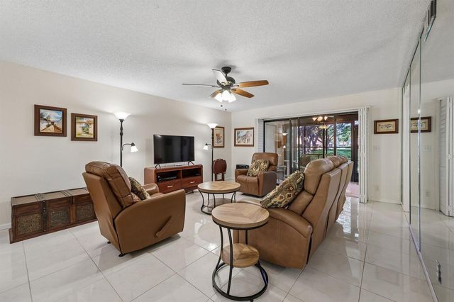 9681 E Sills Dr E 102, Boynton Beach, FL 33437