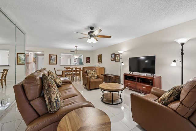 9681 E Sills Dr E 102, Boynton Beach, FL 33437