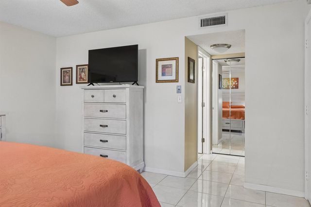 9681 E Sills Dr E 102, Boynton Beach, FL 33437