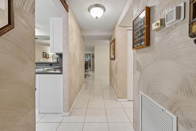 9681 E Sills Dr E 102, Boynton Beach, FL 33437