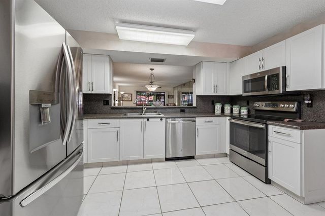 9681 E Sills Dr E 102, Boynton Beach, FL 33437