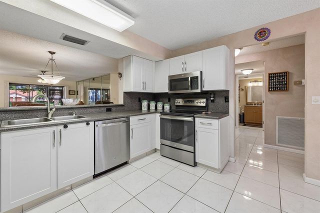 9681 E Sills Dr E 102, Boynton Beach, FL 33437