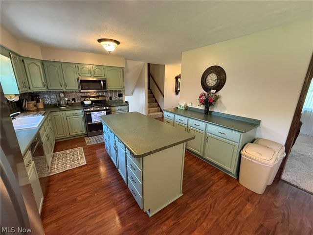 2462 Yorkview Road SW, New Philadelphia, OH 44663