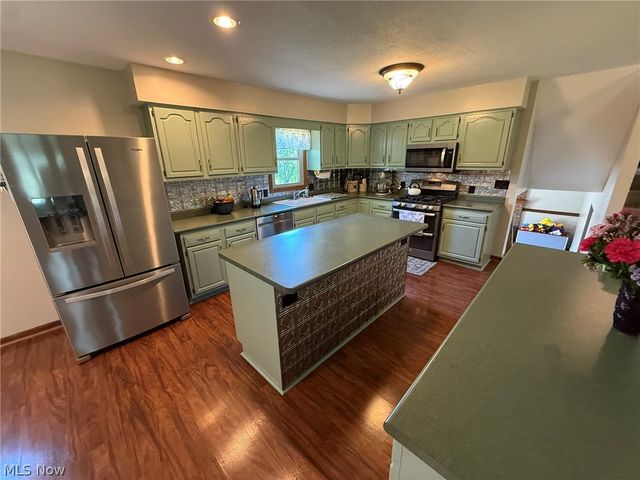 2462 Yorkview Road SW, New Philadelphia, OH 44663