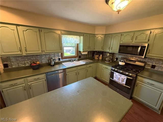2462 Yorkview Road SW, New Philadelphia, OH 44663