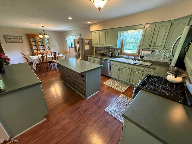 2462 Yorkview Road SW, New Philadelphia, OH 44663
