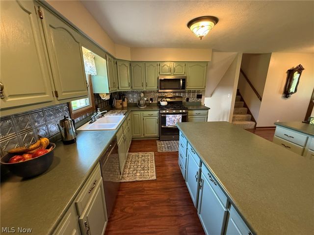 2462 Yorkview Road SW, New Philadelphia, OH 44663