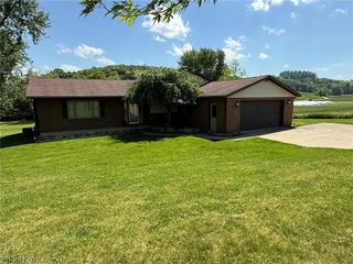 2462 Yorkview Road SW, New Philadelphia, OH 44663