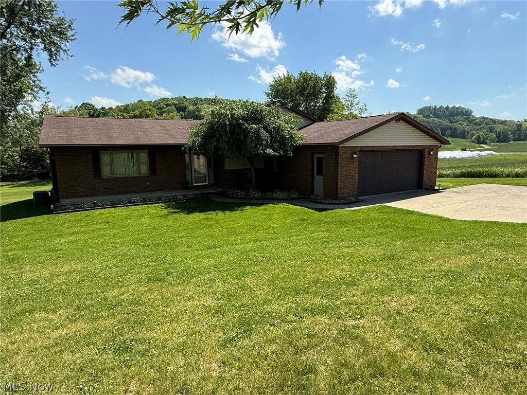 2462 Yorkview Road SW, New Philadelphia, OH 44663