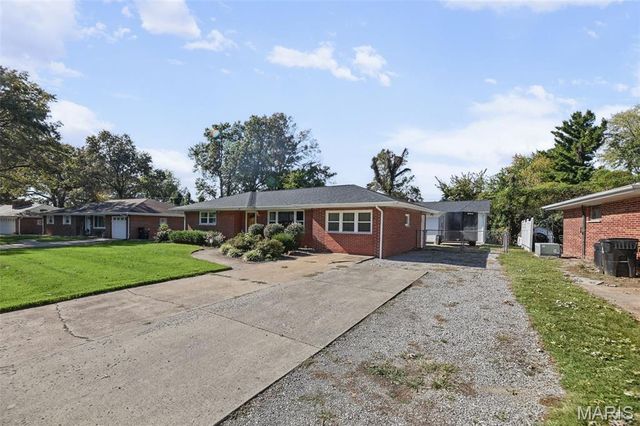 23 Buckingham Road, Belleville, IL 62226