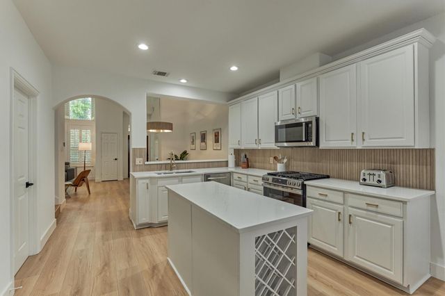 27 Medley Lane, The Woodlands, TX 77382