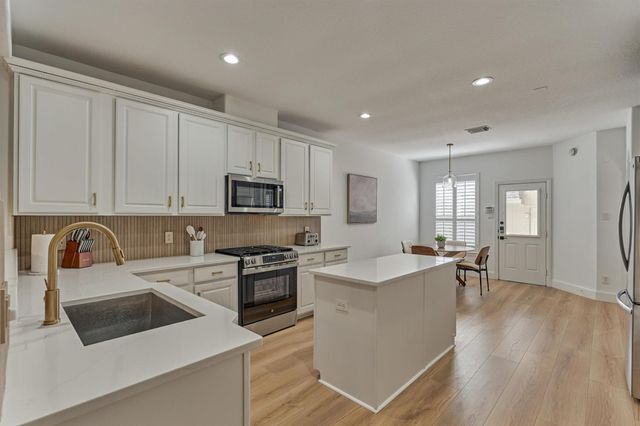 27 Medley Lane, The Woodlands, TX 77382