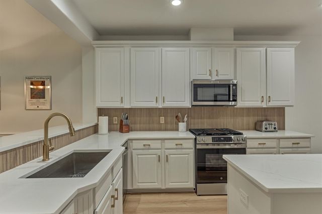 27 Medley Lane, The Woodlands, TX 77382