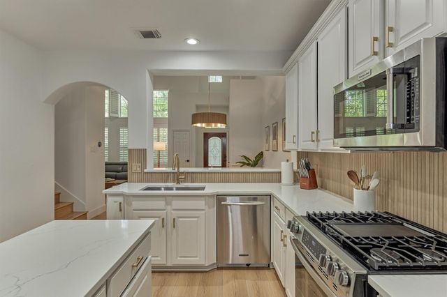 27 Medley Lane, The Woodlands, TX 77382