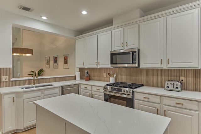 27 Medley Lane, The Woodlands, TX 77382