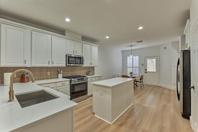 27 Medley Lane, The Woodlands, TX 77382