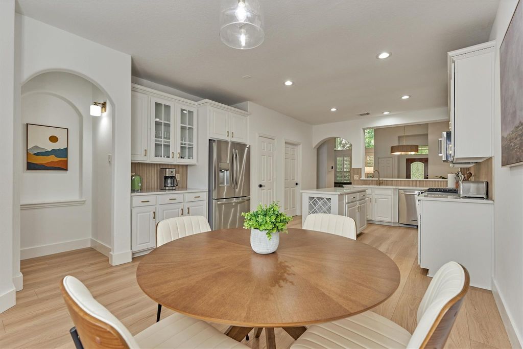 27 Medley Lane, The Woodlands, TX 77382