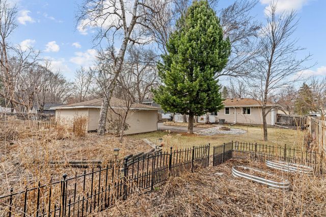 950 Blackoaks Lane, Anoka, MN 55303