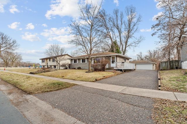 950 Blackoaks Lane, Anoka, MN 55303