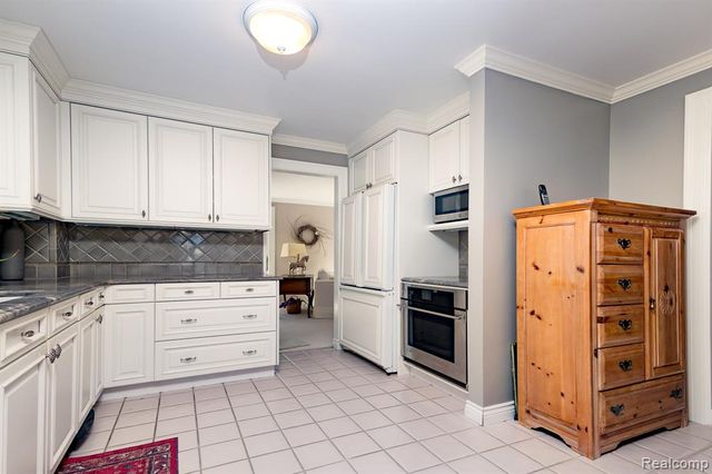 16329 Birwood Avenue, Beverly Hills, MI 48025