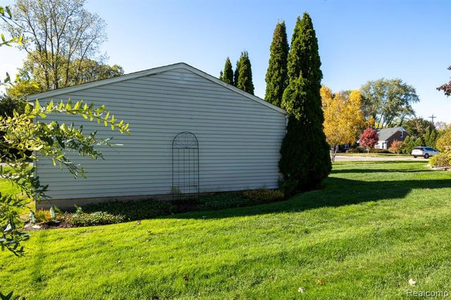 16329 Birwood Avenue, Beverly Hills, MI 48025