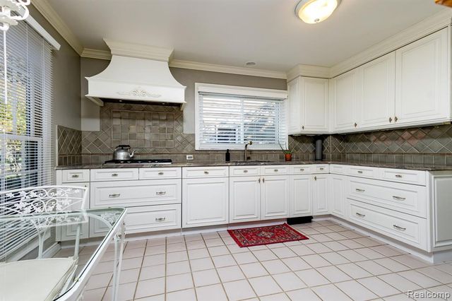 16329 Birwood Avenue, Beverly Hills, MI 48025