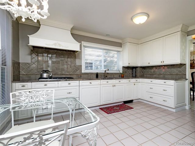 16329 Birwood Avenue, Beverly Hills, MI 48025