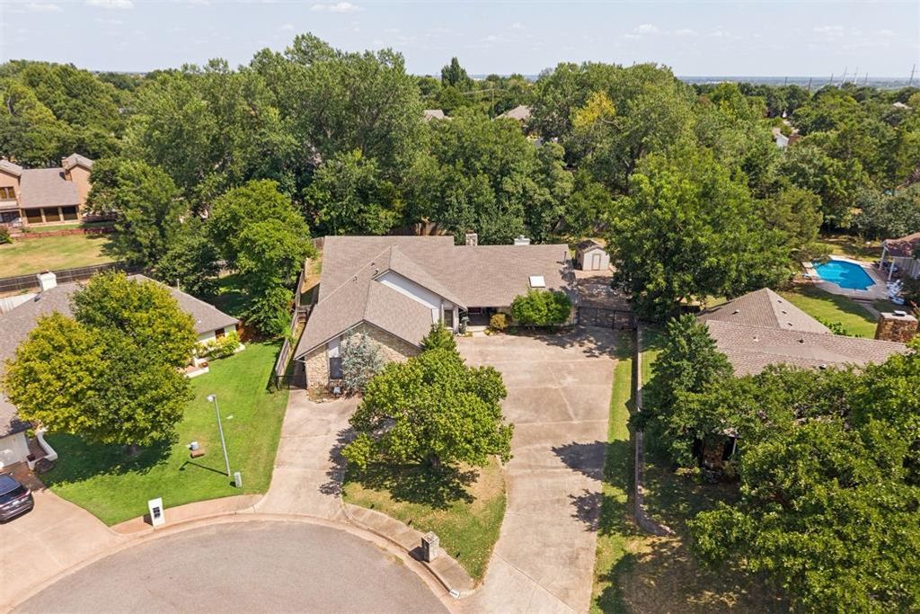 2008 Mistletoe Court, Edmond, OK 73034