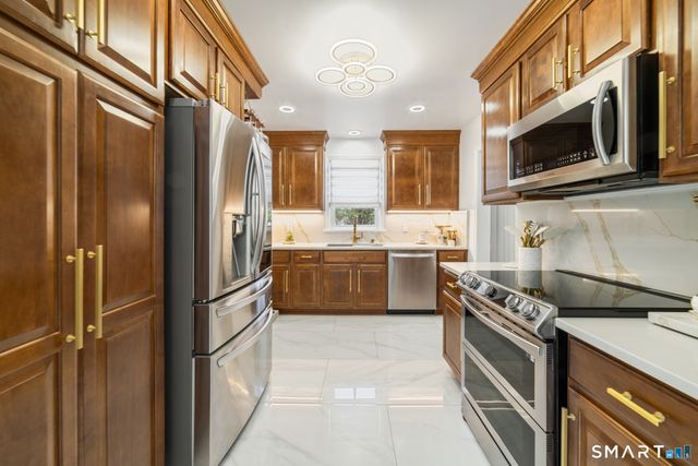 18 Fairlea Avenue, Stratford, CT 06614