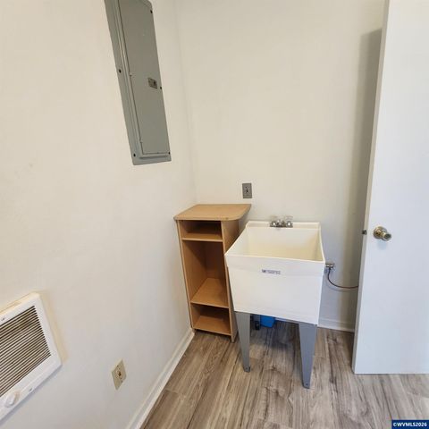 730 Burton St, Harrisburg, OR 97446