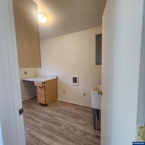 730 Burton St, Harrisburg, OR 97446