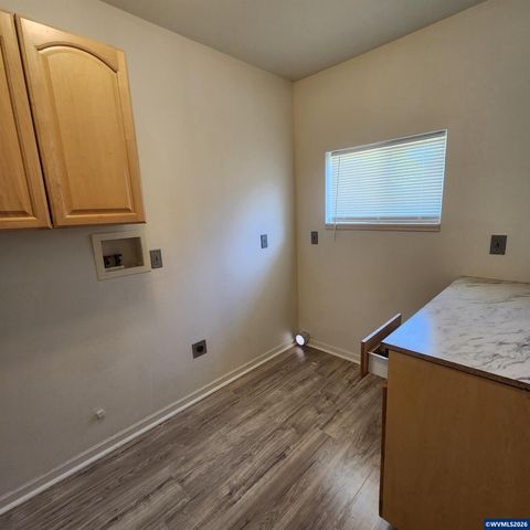 730 Burton St, Harrisburg, OR 97446