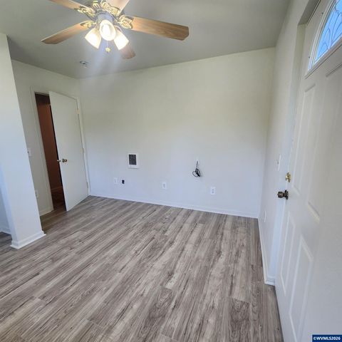 730 Burton St, Harrisburg, OR 97446