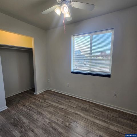 730 Burton St, Harrisburg, OR 97446