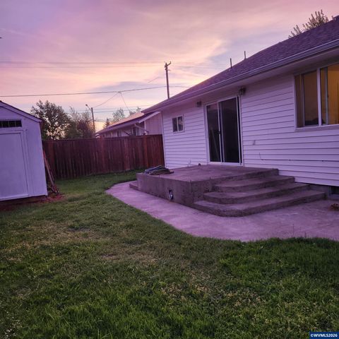 730 Burton St, Harrisburg, OR 97446