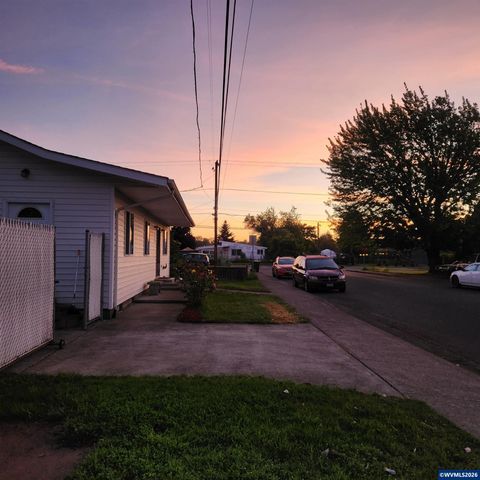 730 Burton St, Harrisburg, OR 97446