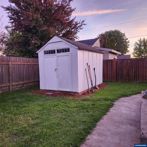 730 Burton St, Harrisburg, OR 97446