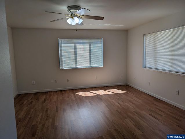 730 Burton St, Harrisburg, OR 97446