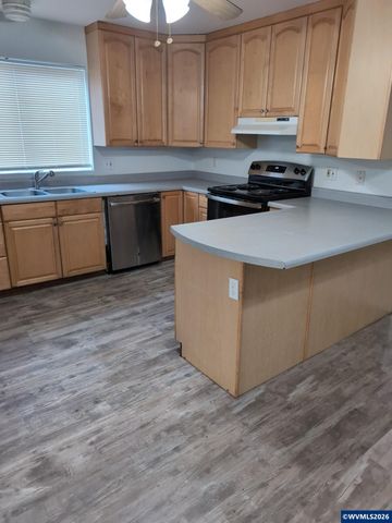 730 Burton St, Harrisburg, OR 97446