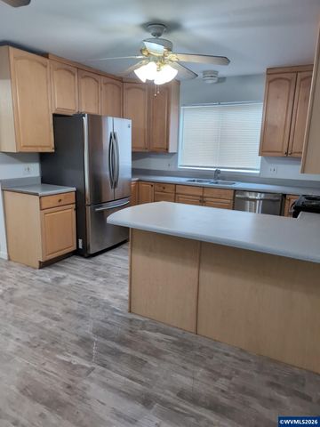 730 Burton St, Harrisburg, OR 97446