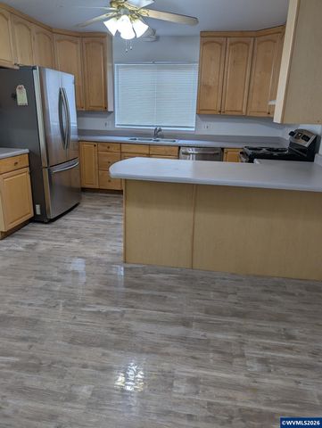 730 Burton St, Harrisburg, OR 97446